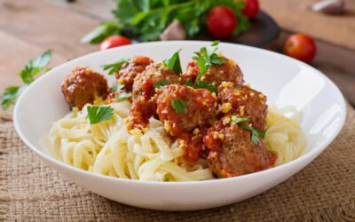 Espaguetis con salsa de tomate y albóndigas