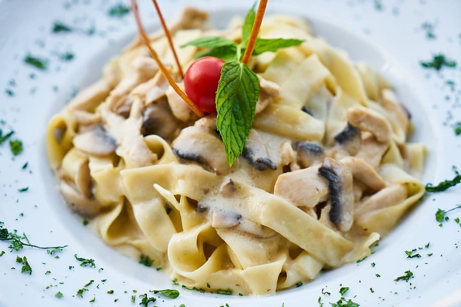 Pasta con salsa de champiñones y espinacas