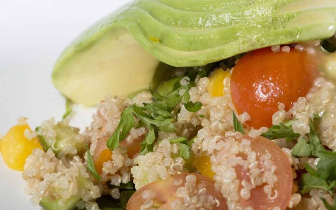 Ensalada de Quinoa y Aguacate: Una Explosión de Sabor y Nutrición